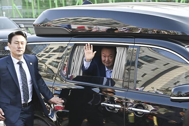 윤석열 전 대통령이 11일 서울 용산구 한남동 관저에서 나와 서초동 사저로 향하며 지지자들을 향해 인사하고 있다. [공동취재] [연합]