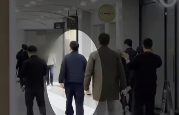 지난 13일 오후 서울 서초동 아크로비스타 지하상가에서 포착된 윤석열 전 대통령. [JTBC 보도 화면 캡처]