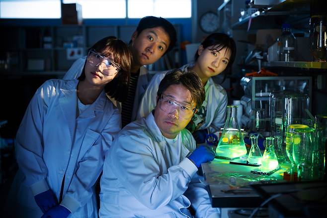 그래비티 제품을 개발한 이해신 KAIST 교수와 젊은 과학자들. [폴리페놀팩토리 제공]