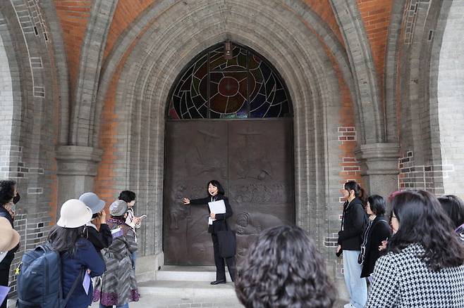 [서울=뉴시스] 2일 서울 명동성당 앞에서 진행된 '명동대성당 도슨트 투어' (사진=천주교 서울대교구 제공) 2025.04.14. photo@newsis.com *재판매 및 DB 금지