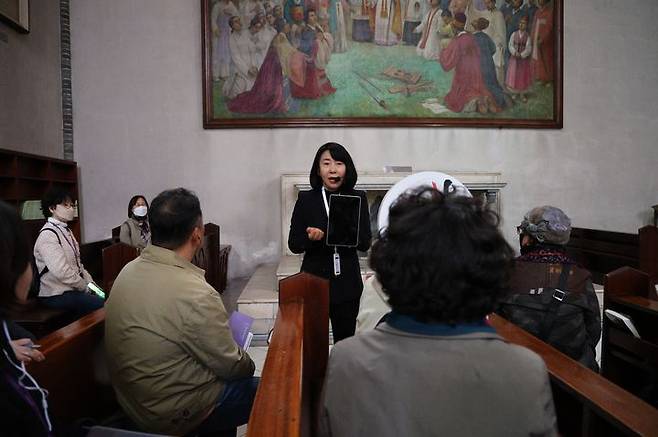 [서울=뉴시스] 2일 서울 명동성당 앞에서 진행된 '명동대성당 도슨트 투어' (사진=천주교 서울대교구 제공) 2025.04.14. photo@newsis.com *재판매 및 DB 금지