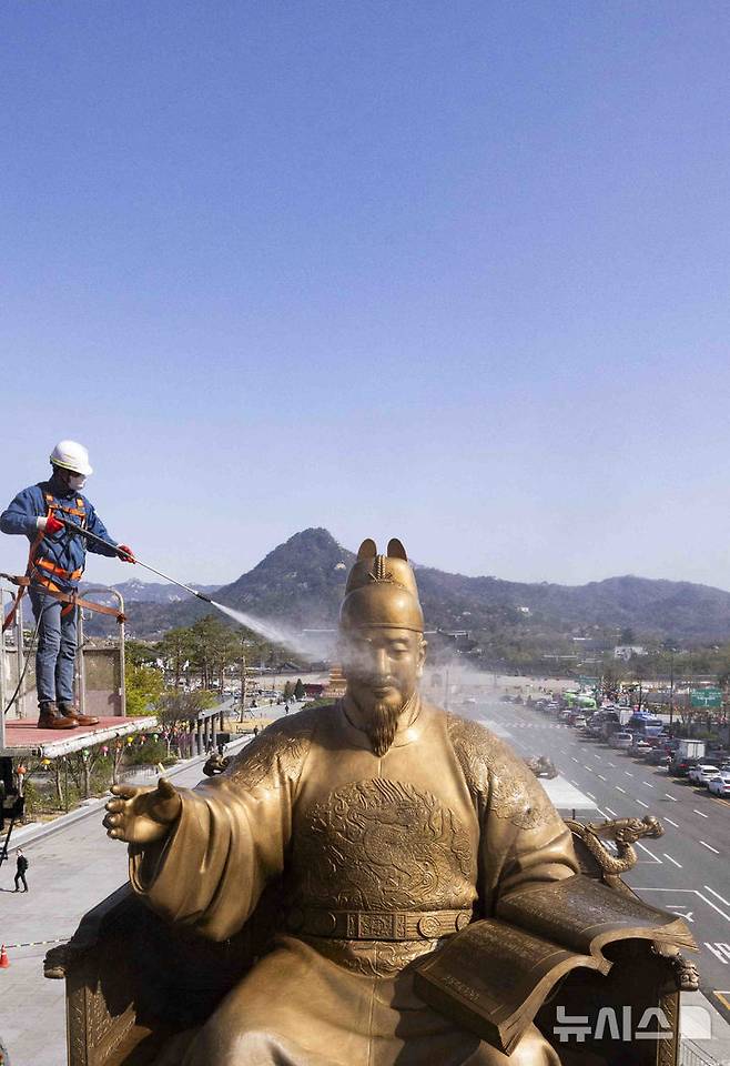 [서울=뉴시스] 김근수 기자 = 15일 서울 종로구 광화문광장에서 관계자들이 세종대왕 동상을 세척하고 있다. 서울시는 이날부터 16일까지 오후 6시까지 이틀에 걸쳐 광화문광장 내 세종대왕 동상과 이순신 장군 동상 세척 작업을 실시한다. 2025.04.15. ks@newsis.com