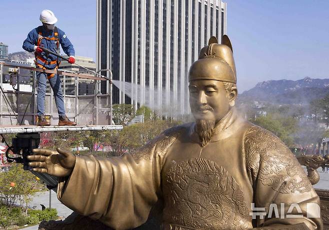 [서울=뉴시스] 김근수 기자 = 15일 서울 종로구 광화문광장에서 관계자들이 세종대왕 동상을 세척하고 있다. 서울시는 이날부터 16일까지 오후 6시까지 이틀에 걸쳐 광화문광장 내 세종대왕 동상과 이순신 장군 동상 세척 작업을 실시한다. 2025.04.15. ks@newsis.com