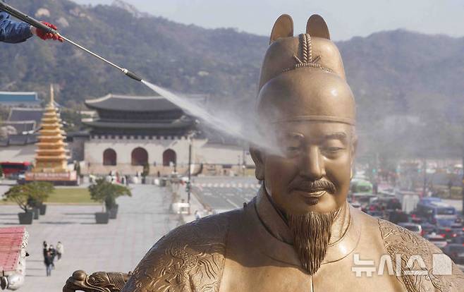 [서울=뉴시스] 김근수 기자 = 15일 서울 종로구 광화문광장에서 관계자들이 세종대왕 동상을 세척하고 있다. 서울시는 이날부터 16일 오후 6시까지 이틀에 걸쳐 광화문광장 내 세종대왕 동상과 이순신 장군 동상 세척 작업을 실시한다. (공동취재) 2025.04.15. photo@newsis.com