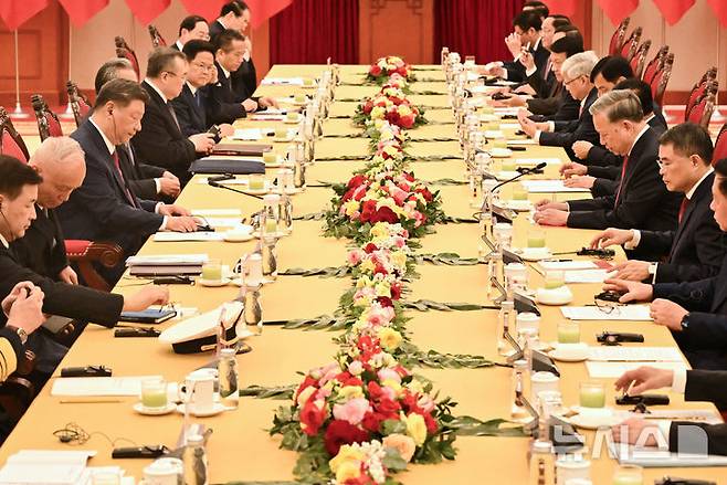 [하노이=AP/뉴시스] 시진핑(왼쪽 세 번째) 중국 국가 주석과 또 럼(오른쪽 세 번째) 베트남 공산당 서기장이 14일(현지 시간) 베트남 하노이의 당 중앙위원회 청사에서 회담하고 있다. 2025.04.15.