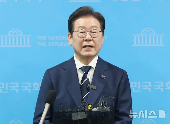 [서울=뉴시스] 고승민 기자 = 대선출마를 선언한 이재명 전 더불어민주당 대표가 11일 오전 서울 여의도 국회 소통관에서 비전 및 캠프 인선 발표 기자회견을 마치고 백브리핑을 하고 있다. (공동취재) 2025.04.11. photo@newsis.com