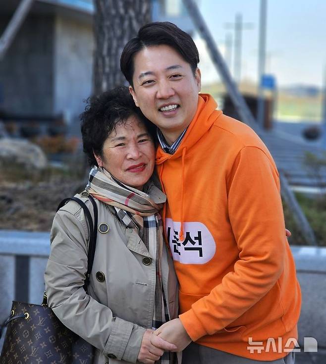 [포항=뉴시스] 송종욱 기자 = 이준석 개혁신당 의원이 15일 상경에 앞서 포항역 앞에서 지지자를 만나고 있다. 2025.04.15. sjw@newsis.com