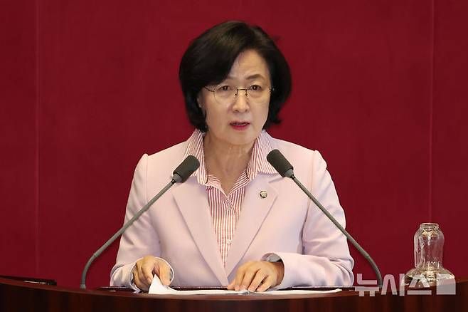 [서울=뉴시스] 권창회 기자 = 추미애 더불어민주당 의원이 15일 서울 여의도 국회에서 열린 제424회 국회(임시회) 제3차 본회의에서 헌법재판소 재판관 이완규, 함상훈 지명 철회 촉구 결의안(위원회안)에 대한 제안설명을 하고 있다. 2025.04.15. kch0523@newsis.com