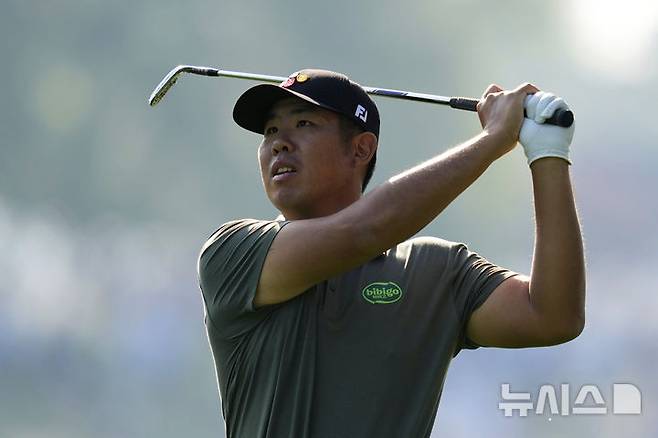 [오거스타=AP/뉴시스] 안병훈이 10일(현지 시간) 미 조지아주 오거스타 내셔널 골프클럽에서 열린 제89회 마스터스 토너먼트 첫날 1번 홀 페어웨이에서 샷하고 있다. 안병훈은 2오버파 74타 공동 51위를 기록했다. 2025.04.11.