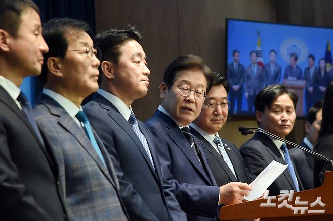 제21대 대통령선거 출마를 선언한 더불어민주당 이재명 전 대표가 11일 서울 여의도 국회 소통관에서 비전 및 캠프 인선 발표를 하고 있다. 윤창원 기자