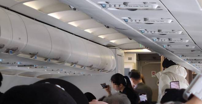 비상문 개방 당시 항공기 내 모습. 독자 제공