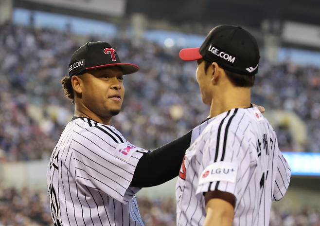 15일 서울 잠실야구장에서 열린 프로야구 삼성 라이온즈와 LG 트윈스의 경기. LG 선발 에르난데스가 박해민과 하이파이브하고 있다. 연합뉴스