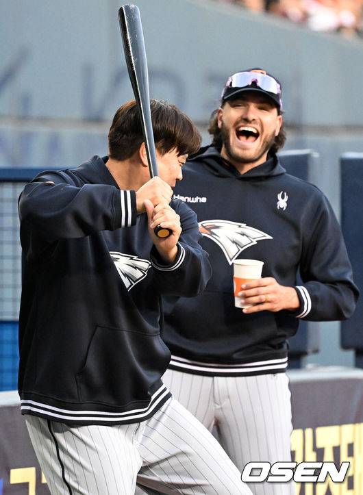[OSEN=이대선 기자] 한화 코디 폰세가 배트를 휘두르는 류현진의 모습을 보며 웃고 있다. 2025.03.26 /sunday@osen.co.kr
