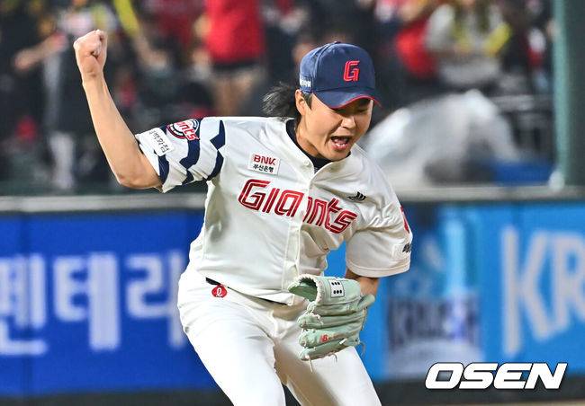 [OSEN=부산, 이석우 기자] 10일 부산 사직야구장에서 2025 신한 SOL 뱅크 KBO 리그 롯데 자이언츠와 KIA 타이거즈의 경기가 열렸다. 홈팀 롯데는 반즈가, 방문팀 KIA는 윤영철이 선발로 출전했다.롯데 자이언츠 정철원이 7회초 2사 1,2루 KIA 타이거즈 위즈덤을 포수 태그 아웃으로 잡고 포효하고 있다. 2025.04.10 / foto0307@osen.co.kr