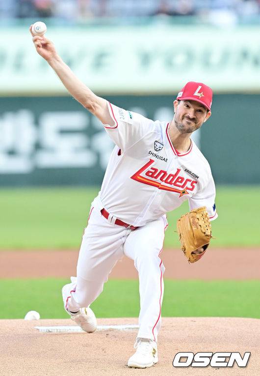 [OSEN=인천, 김성락 기자] 15일 오후 SSG 랜더스 필드에서 ‘2025 신한 SOL BANK KBO리그’ SSG 랜더스와 한화 이글스의 경기가 열렸다.이날 SSG는 앤더슨을, 한화는 폰세를 선발투수로 내세웠다. 1회초 SSG 선발 앤더슨이 마운드에 올라 힘차게 공을 뿌리고 있다. 2025.04.15 / ksl0919@osen.co.kr