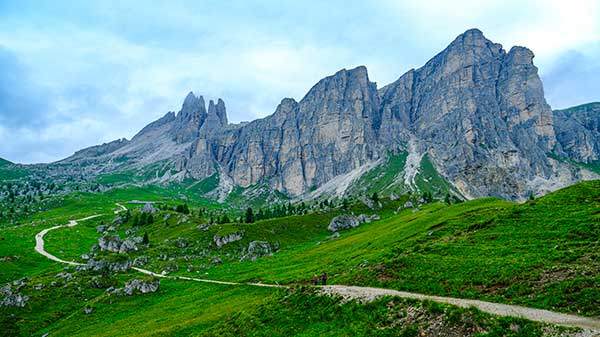 말가 프렌데라를 지나 펠모산 앞으로 펼쳐진 초원이 참으로 평화롭다.