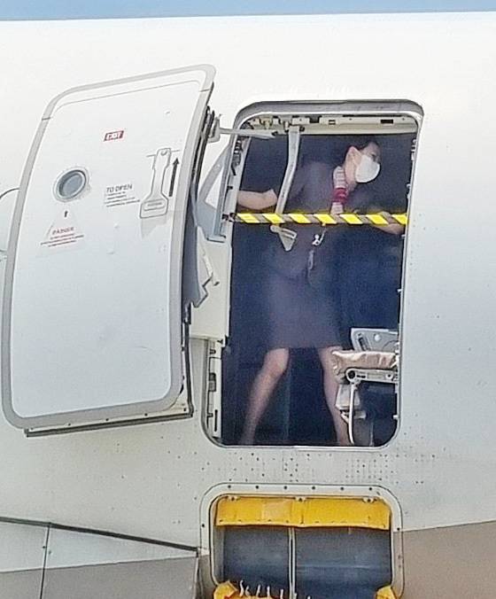 2023년 5월 한 승객이 착륙을 앞두고 아시아나항공기 비상문을 개방하면서, 승무원이 비상문 입구를 몸으로 막고 있다. 세계일보 자료사진&nbsp;