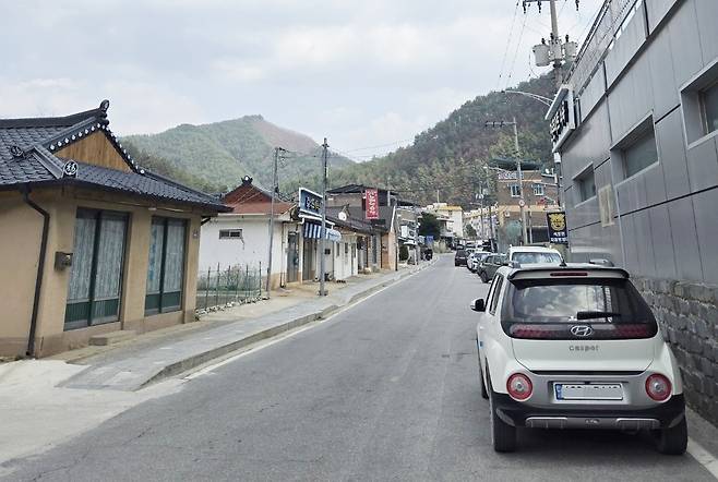 15일 정오쯤&nbsp;영풍 석포제련소가 있는 경북 봉화군 석포면의 거리. 식당이나 마트를 오가는 손님으로 가득 붐비던 이전과 달리 석포제련소 조업 정지로 썰렁하다.