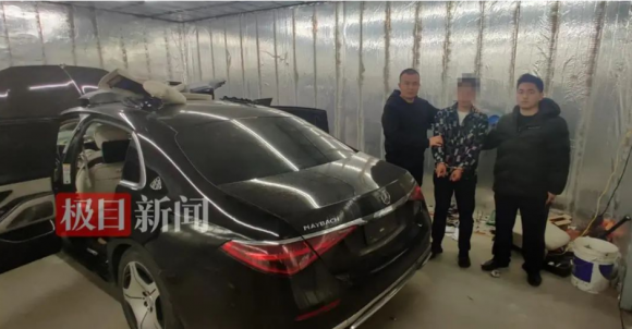 중국 우한에서 렌트한 벤츠 마이바흐를 해외로 밀반출하려던 일당이 경찰에 붙잡혔다. 출처=지무신문