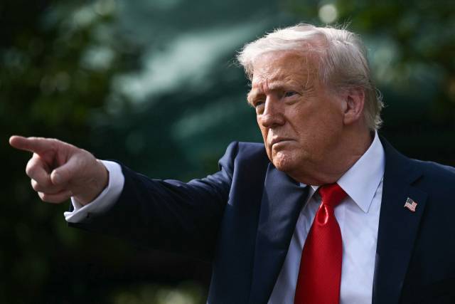 도널드 트럼프 미 대통령이 14일(현지 시간) 백악관에서 2025 미 대학풋볼 챔피언인 오하이오주립대 학생들의 환호에 호응하고 있다. AFP연합뉴스