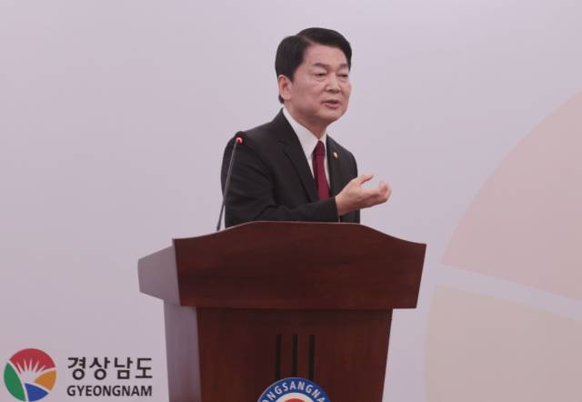 14일 국민의힘 대선 경선 주자인 안철수 의원이 경남 창원시 의창구 경남도청 프레스센터에서 대선 공약에 대해 발표하고 있다. 연합뉴스