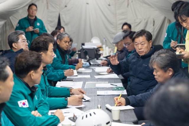 박승원 광명시장(오른쪽 가운데)이 신안산선 붕괴 사고가 발생한 현장에서 대책회의를 하고 있다. 사진 제공=광명시