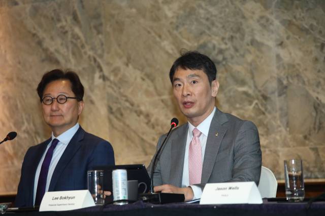 이복현 금융감독원장이 14일 홍콩 소재 글로벌IB 대상으로 자본시장 현안 관련 설명회를 열고 발언을 하고 있다. 사진제공=금융감독원