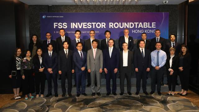 금융감독원이 14일 홍콩에서 개최한 글로벌IB 대상 자본시장 현안 관련 설명회 참석자들이 기념촬영을 하고 있다. (앞줄 왼쪽부터) 엘리나 웡 제프리즈 직원, 새미 맨 UBS COO, 키티 리 UBS 직원, 파울로 몬테이로 모건스탠리 주식·대차 등 부문 임원, 션 배 제프리즈 주식·대차 등 부문 임원, 린든 차오 ASIFMA 주식부문 총괄 임원, 이복현 금융감독원장, 제이슨 웰스 PASLA 의장, 자비에 페셰 BofA 주식·대차 등 부문 임원, 드미트리 포티쉬코 골드만삭스 주식·대차 등 부문 임원, 애런 도일 BNP파리바 주식·대차 등 부문 임원, 캐롤 웡 SG 컴플라이언스 부문 임원, 퀴니 런 HSBC 컴플라이언스 부문 임원 (뒷줄 왼쪽부터) 쥬딧 램 ASIFMA 직원, 로버트 스튜어트 Citi 주식·대차 등 부문 임원, 한승수 모건스탠리 한국 대표, 브루스 바오 ASIFMA 주식부문 선임, 루도빅 포이데츠 SG 주식·대차 등 부문 임원, 엔서니 추 바클레이즈 주식·대차 등 부문 임원, 던컨 윌슨 JP모건 주식·대차 등 부문 임원, 켄 혼 HSBC 주식·대차 등 부문 임원, 에슐리 제임스 마일스 맥쿼리 주식·대차 등 부문 임원, 데이비드 라이 PASLA 컨설턴트. 사진제공=금융감독원