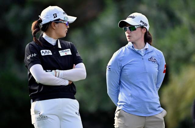 리오나 머과이어(오른쪽)와 동반 라운드를 펼치고 있는 고진영. 사진 제공=AFP연합뉴스