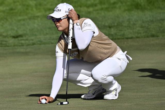 퍼팅 라인을 맞추고 있는 고진영. 사진 제공=AFP연합뉴스