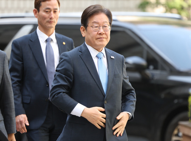 이재명 전 더불어민주당 대표가 15일 서울 서초구 서울중앙지방법원에서 열린 '대장동 배임·성남FC 뇌물' 1심 공판에 출석하고 있다. 연합뉴스