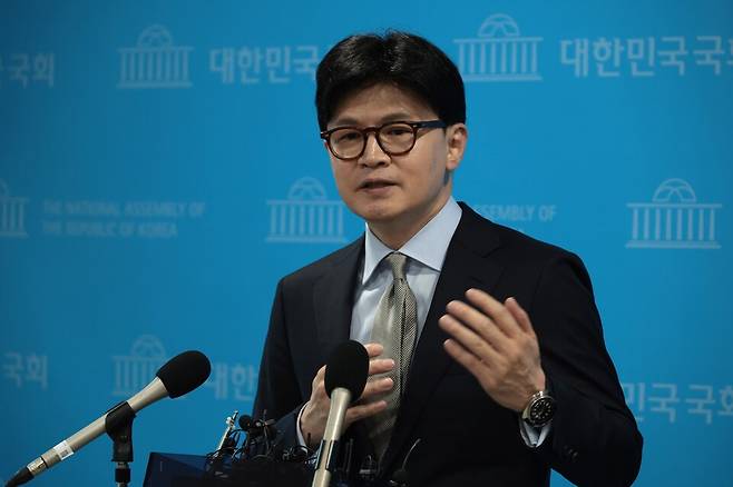 제21대 대통령 선거 출마를 선언한 한동훈 전 국민의힘 대표가 15일 오전 국회 소통관에서 정책 비전 발표 기자회견을 마치고 취재진의 질문에 답하고 있다. &shy;ⓒ박은숙 기자