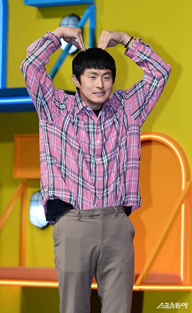 방송인 기안84가 15일 서울 종로구 JW메리어트동대문스퀘어에서 열린 넷플릭스 리얼리티 프로그램 ‘대환장 기안장’ Part2 ‘절찬리 영업중‘ 기자간담회에서 포즈를 취하고 있다. 주현희 기자 teth1147@donga.com