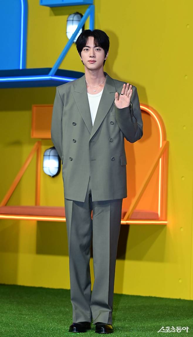 BTS 진이 15일 서울 종로구 JW메리어트동대문스퀘어에서 열린 넷플릭스 리얼리티 프로그램 ‘대환장 기안장’ Part2 ‘절찬리 영업중‘ 기자간담회에서 포즈를 취하고 있다. 주현희 기자 teth1147@donga.com