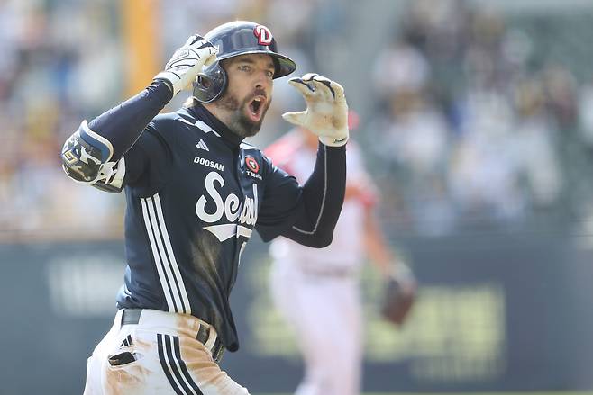 두산 케이브가 13일 LG와의 경기 4회초 1사 2,3루에서 좌월 3점 홈런을 날린 뒤 포효하고 있다. 두산베어스 제공