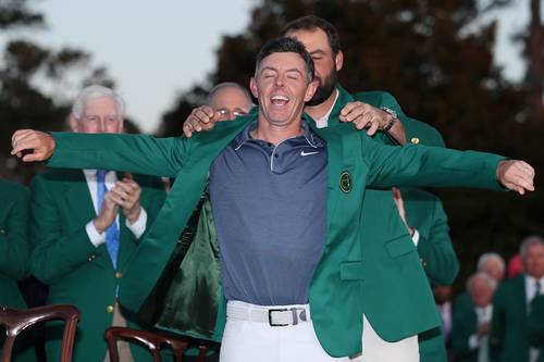 로리 매킬로이가 14일 마스터스에서 우승한 뒤 그린 재킷을 입으며 기뻐하고 있다. 게티이미지코리아