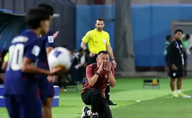 ▲ 중국 축구 대표팀을 처음 맡았던 일본인 우에무라 겐이치 감독이 성적부진으로 해고됐다. ⓒ 소후닷컴
