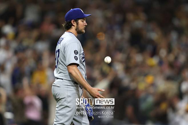 ▲ 바우어가 SNS에서 논란을 일으킬 때마다 그의 메이저리그 복귀 가능성은 점점 더 떨어지고 있다