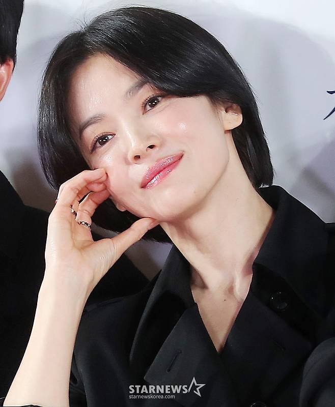 배우 송혜교가 21일 오후 서울 송파구 롯데월드타워 롯데시네마에서 진행된 영화 '검은 수녀들' VIP시사회에 참석해 포즈를 취하고 있다.  '검은 수녀들'은 '검은 사제들'의 두 번째 이야기로 강력한 악령에 사로잡힌 소년을 구하기 위해 금지된 의식에 나서는 사람들의 이야기를 그린 영화다. 오는 24일 개봉. 2025.01.21 /사진=김창현 chmt@