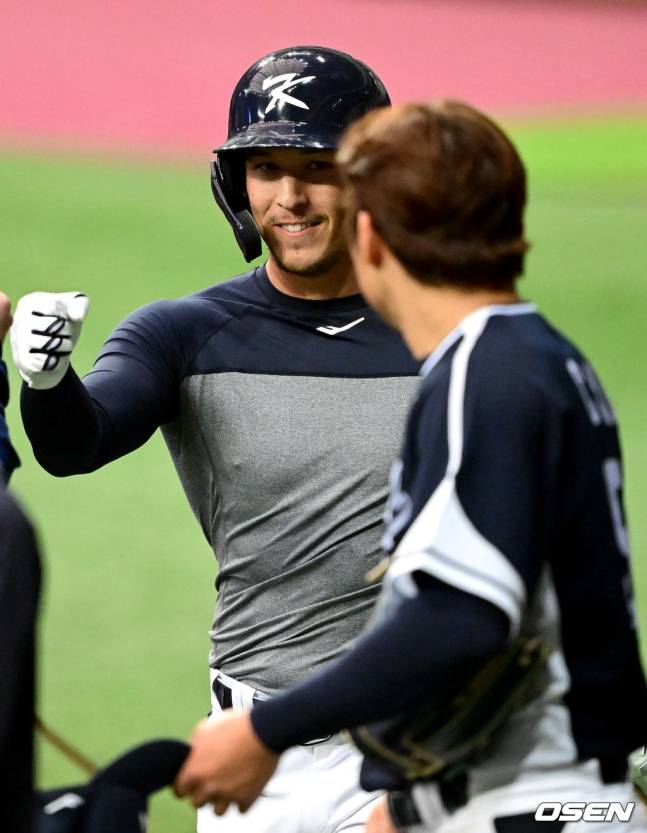 토미 에드먼(왼쪽).