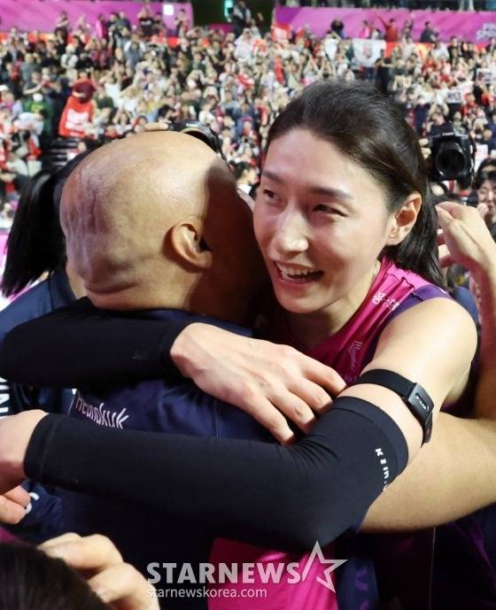 흥국생명 김연경(오른쪽)이 우승 뒤 아본단자 감독과 포옹하고 있다.  /사진=김진경 대기지