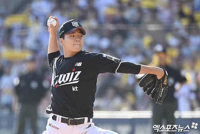 5일 오후 서울 송파구 잠실야구장에서 열린 '2024 신한 SOL Bank KBO 포스트시즌' KT 위즈와 LG 트윈스의 준플레이오프 1차전 경기, 7회말 KT 손동현이 역투하고 있다. 엑스포츠뉴스 DB