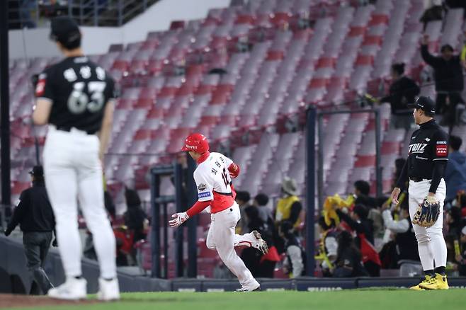 15일 오후 광주-KIA챔피언스필드에서 열린 '2025 신한 SOL Bank KBO리그' KT 위즈와 KIA 타이거즈의 경기, KIA가 KT를 1:0으로 제압하고 2연승을 달렸다. 최원준은 7회말 무사에서 솔로포를 날리며 결승타의 주인공이 됐다. KIA 타이거즈