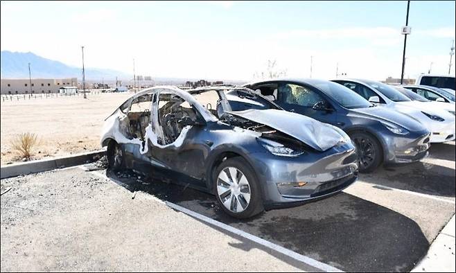 ニューメキシコで破損したテスラ車両 [미 법무부(U.S. Department of Justice) 제공. 재판매 및 DB 금지]