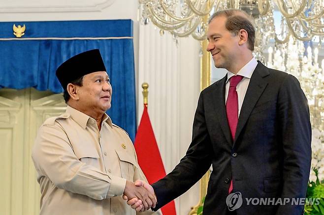 러시아 부총리 만난 프라보워 수비안토 인도네시아 대통령 (자카르타 AFP=연합뉴스) 프라보소 수비안토(왼쪽) 인도네시아 대통령이 15일 대통령궁에서 데니스 만투로프 러시아 제1부총리와 만나 악수하고 있다. 2024.4.15. photo@yna.co.kr