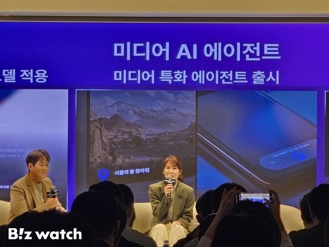 김채희 KT 미디어부문장(전무·오른쪽)이 16일 서울 강남구 안다즈호텔에서 열린 미디어토크에서 미디어 사업 전략을 발표하고 있다./사진=김동훈 기자