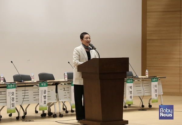 16일 오후 2시, 국회의원회관 대회의실에서 열린 '영유아 교육·보육 통합기관 설립 및 운영기준 방안 모색' 유보통합 관련 연구용역 결과 설명회에서 국회 보건복위원회 소속 전진숙 더불어민주당 국회의원(더불어민주당 보육특별위원장)이 축사를 전하고 있다.&nbsp;소장섭 기자 ⓒ베이비뉴스