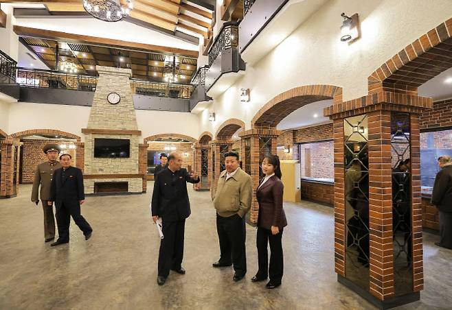 김정은이 김주애와 화성지구 3단계 구역에 건설된 편의시설들을 둘러보고 있다. 사진=노동신문 뉴스1