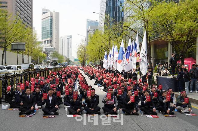 전국금융산업노동조합 기업은행지부(기업은행 노조)가 16일 서울 을지로 IBK기업은행 본점 앞에서 ‘임단협 합의 촉구 및 부당대출사태 규탄 결의대회’를 열고 있다.(사진=기업은행 노조)