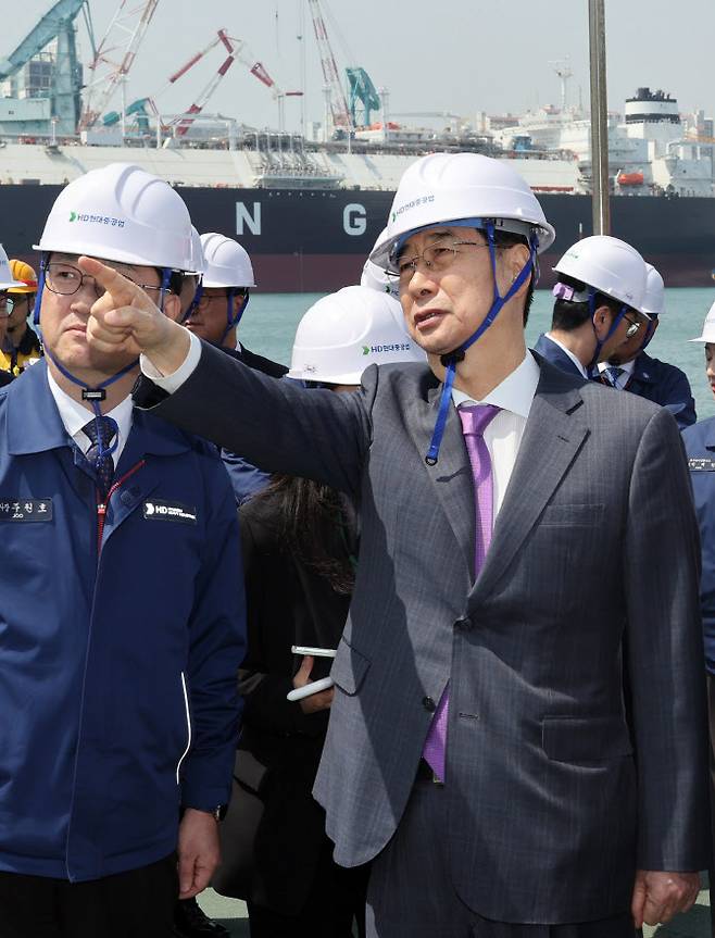 한덕수 대통령 권한대행 국무총리가 16일 HD현대중공업 울산 조선소에서 정조대왕급 2번함 ‘다산정약용함’ 설명을 듣고 있다.(사진=연합뉴스 제공)